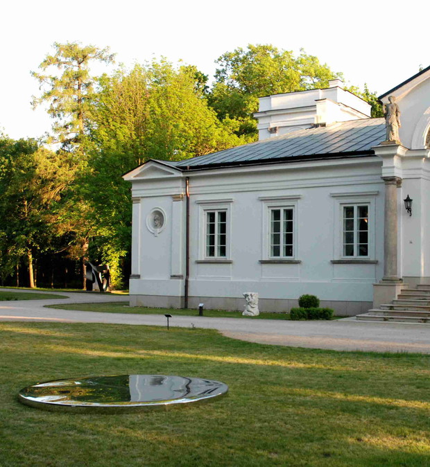 Nowy projekt Pawła Grobelnego dla przestrzeni publicznej - wielkoformatowe lustro przed pałacem Brendta w Centrum Rzeźby Polskiej w Ońsku