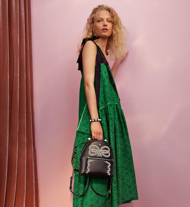 Zielona sukienka z tasiemkami Fendi Resort 2018