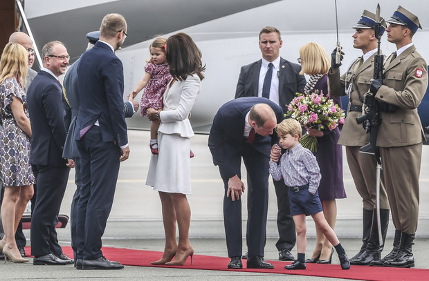Charlotte i George w Polsce. Księżna Kate i Książę William do Warszawy przylecieli z dziećmi