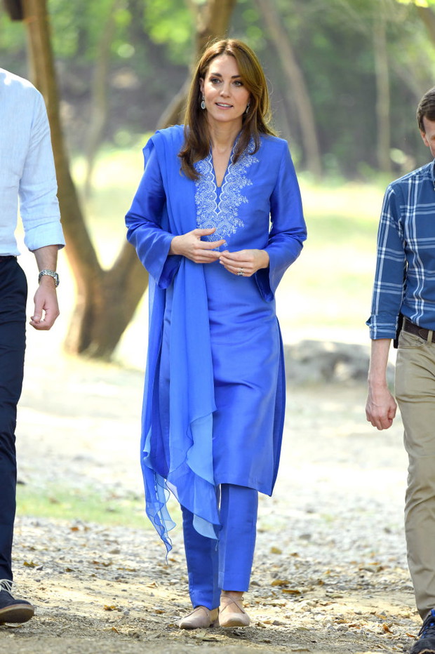 Kate Middleton w Pakistanie. Księżna ma na sobie stylizację autorstwa pakistańskiej projektantki Maheen Khan oraz buty New Look.