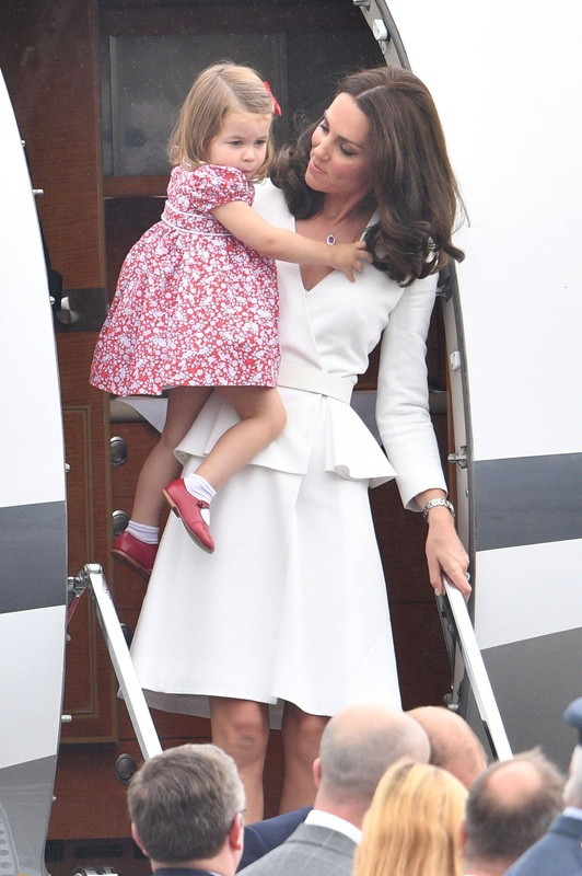 Księżna Kate i księżniczka Charlotte na lotnisku Okęcie, 17