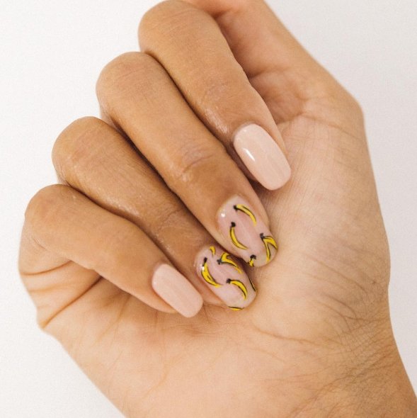 Paznokcie z motywem bananów, manicure tropikalny