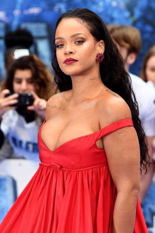 Rihanna w sukni Giambattista Valli Couture na premierze filmu Valerian i miasto tysiąca planet w Londynie, 24