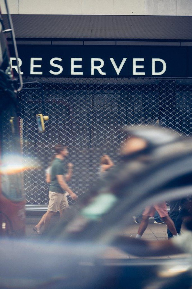 Plakaty z Kate Moss dla Reserved na ulicach Londynu
