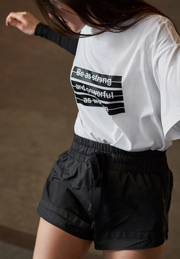 Ubrania na deskorolkę - minimalistyczny t-shirt