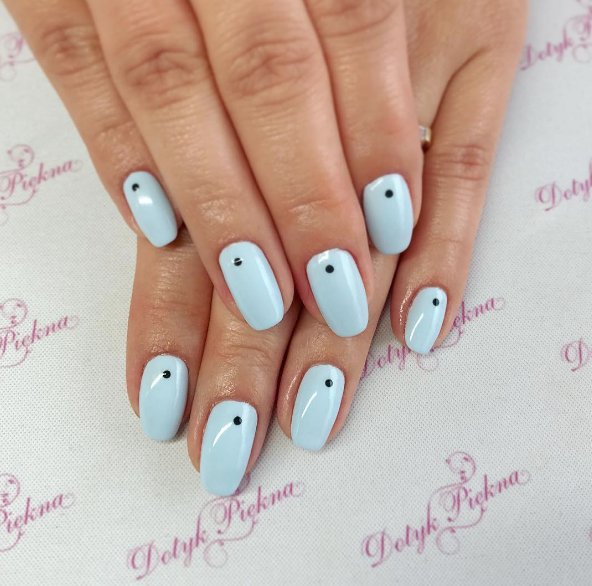 Błękitny manicure w kropki