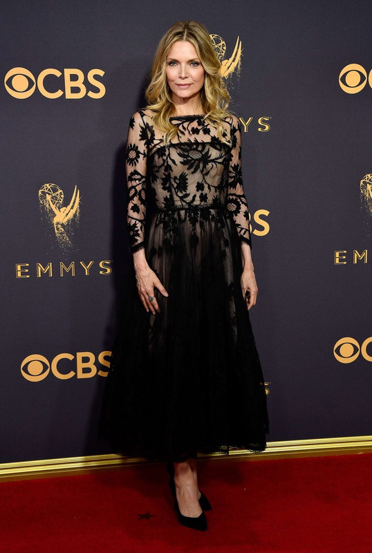 Emmy Awards 2017: Michelle Pfeiffer w sukni Oscar de la Renta