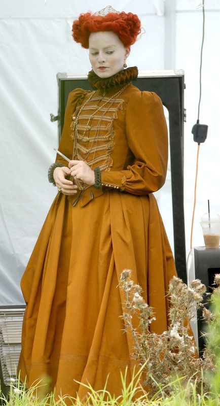 Margot Robbie na planie filmu Mary Queen of Scots