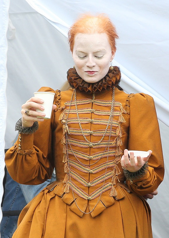 Margot Robbie na planie filmu Mary Queen of Scots