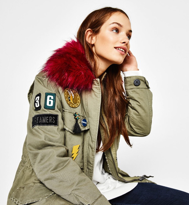 Parka khaki Bershka z kolorowym futrem