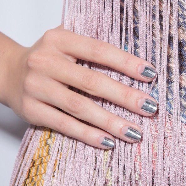 Paznokcie trendy 2017: pół na pół