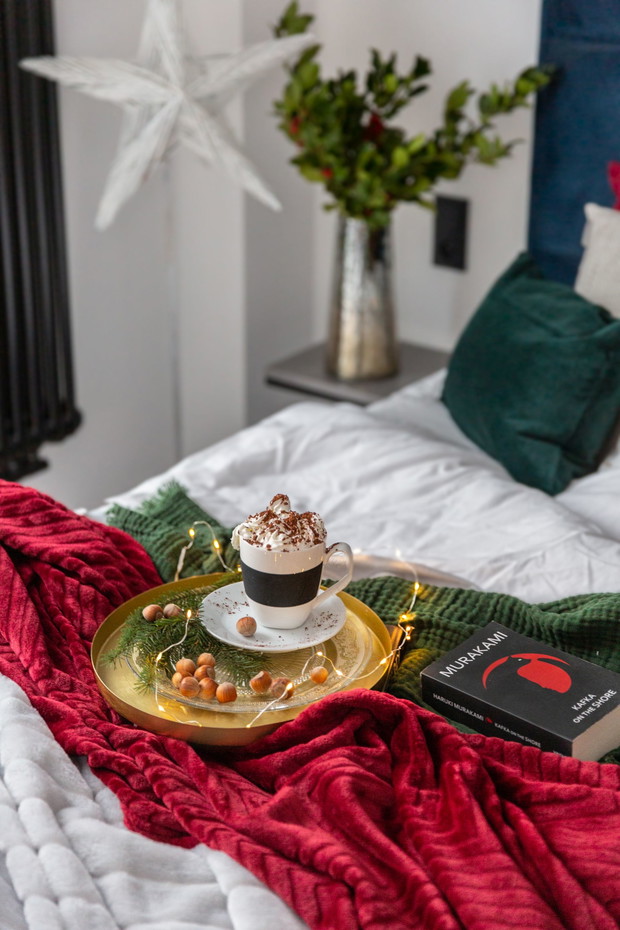 Świąteczna stylizacja kawalerki przygotowana przez Decoroom