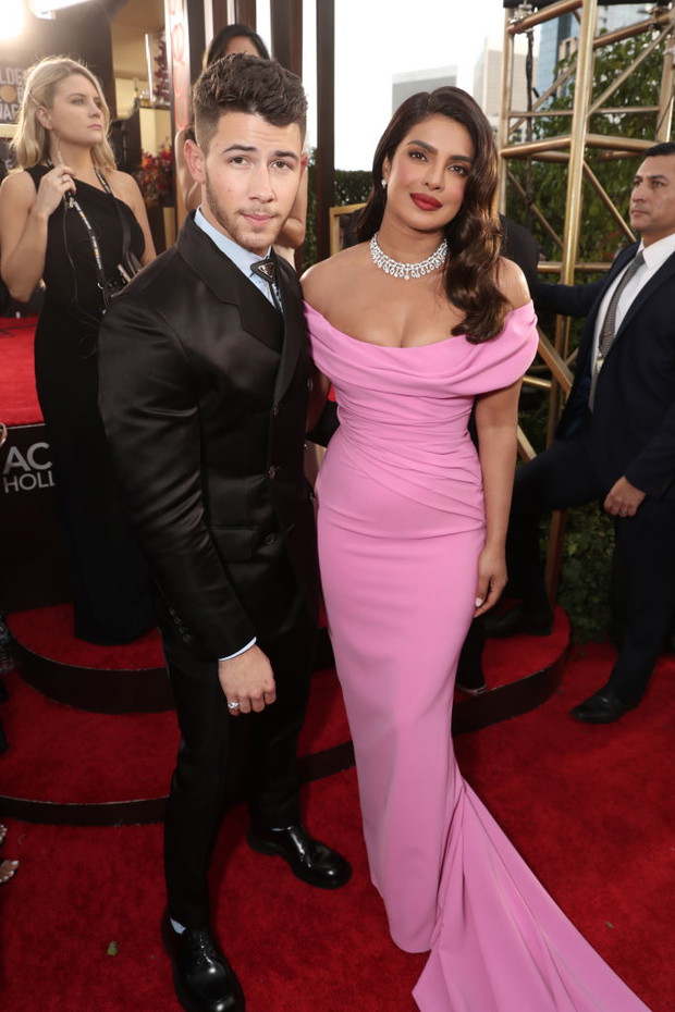 Złote Globy 2020: Nick Jonas i Priyanka Chopra (w sukni Cristina Ottaviano)