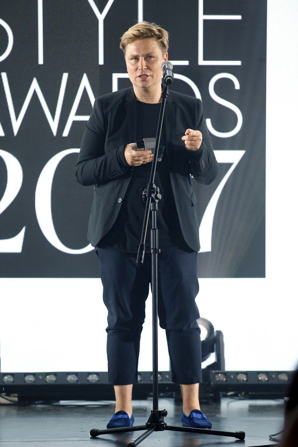 Dawid Tomaszewski obiera nagrodę Projektanta Roku podczas ELLE Style Awards 2017 - relacja i wyniki