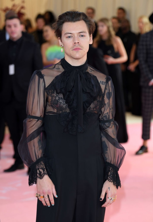 Męski manicure to jeden z najsilniejszych beauty trendów tego roku - uwielbiają go Harry Styles i Marc Jacobs