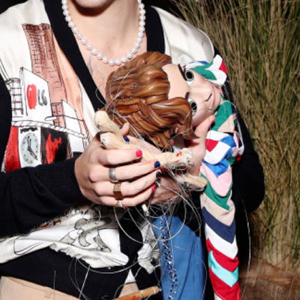 Męski manicure to jeden z najsilniejszych beauty trendów tego roku - uwielbiają go Harry Styles i Marc Jacobs