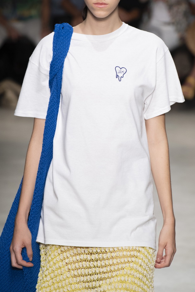 Modne koszulki na wiosnę 2020: t-shirty z wybiegu