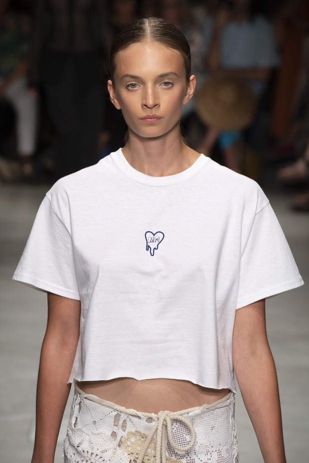 Modne koszulki na wiosnę 2020: t-shirty z wybiegu