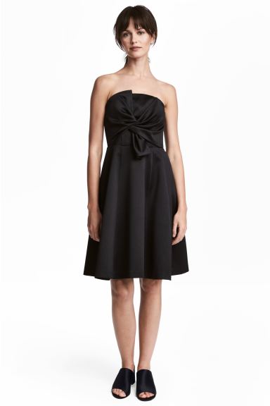 Wyprzedaż online w H&M: sukienka, 139,90 zł zamiast 199 zł