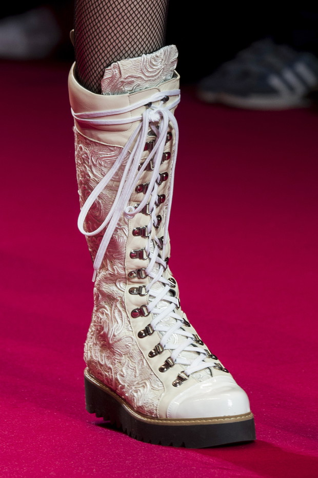 Białe sznurowane buty zimowe na płaskiej podeszwie