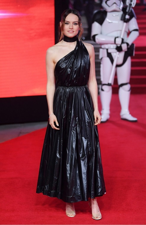 Daisy Ridley na premierze filmu Gwiezdne wojny: Ostatni Jedi w Londynie, 12