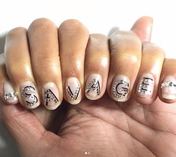 Manicure z napisem
