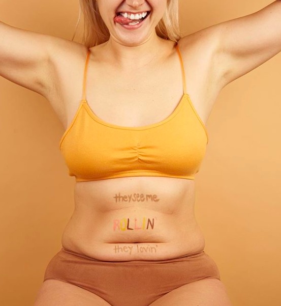 Piękna modelka body positive uczy, jak nie wstydzić się swojego ciała