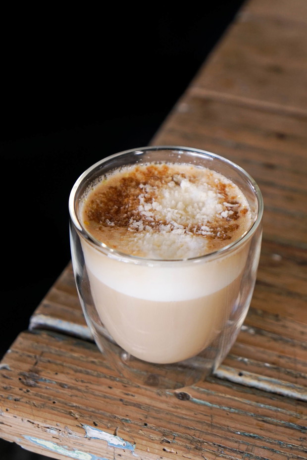 Cappuccino z oliwą, bułką tartą i solą morską - zaskakujące przepisy na kawę, które przyrządzisz w domu