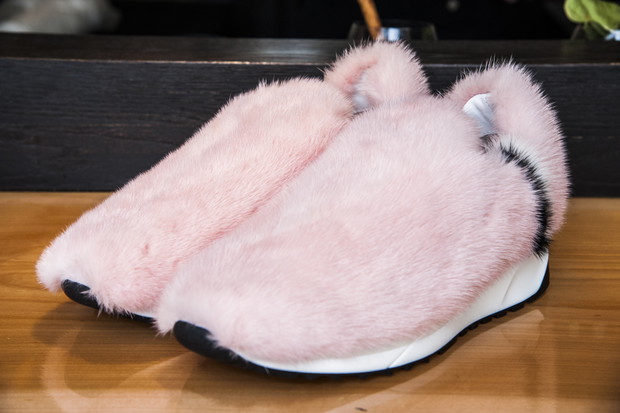 Futrzane sneakersy