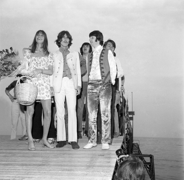 George Harrison, Ringo Starr i Jane Birkin z ulubionym koszykiem, który nosiła zamiast torebki, 1968 rok.