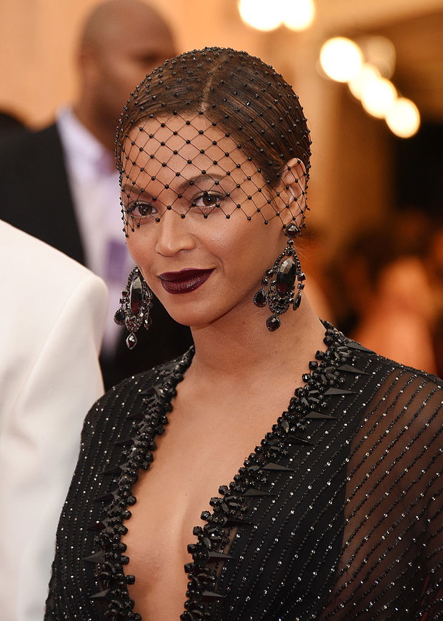 Najpiękniejsze fryzury i makijaże z Met Gala. Gigi Hadid, Rihanna i Irina Shayk
