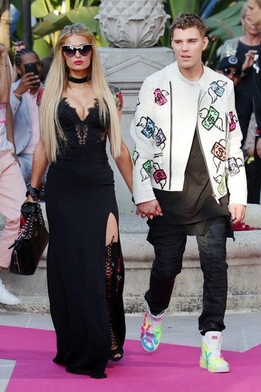 Paris Hilton i Chris Zylka na pokazie Philipp Plein Resort Collection, 2017 rok