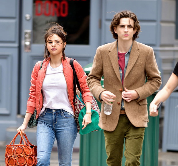 Selena Gomez i Timothée Chalamet na planie filmu A rainy day in New York, 2017 rok.