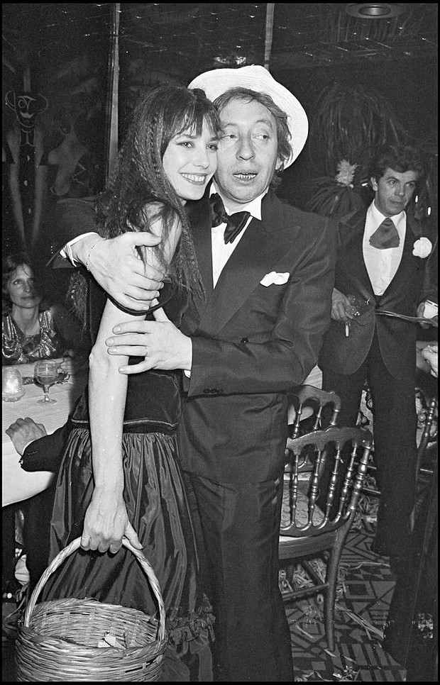 Serge Gainsbourg i Jane Birkin z ulubionym koszykiem, który nosiła zamiast torebki, 1977 rok.