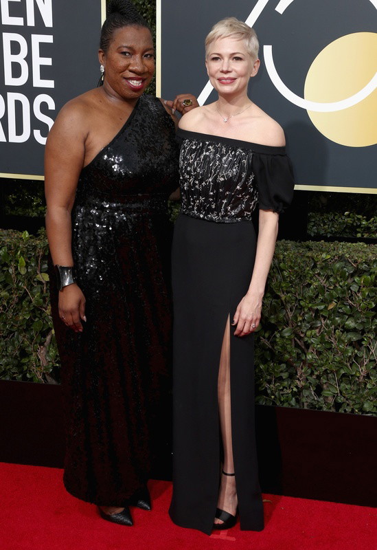 Złote Globy 2018: Tarana Burke i Michelle Williams (w sukni Louis Vuitton)