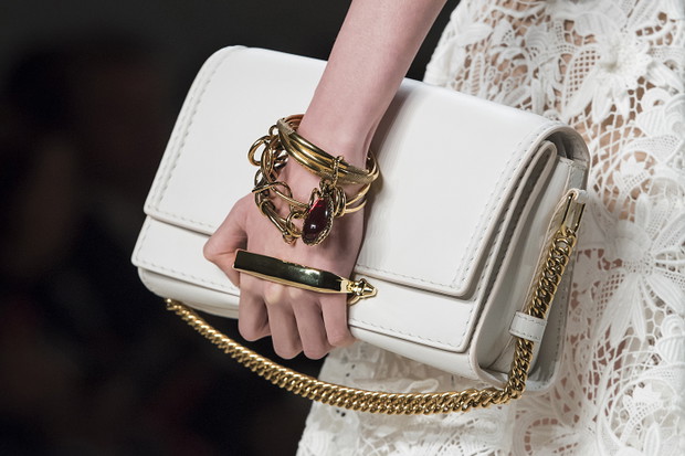 Modne torebki luksusowych marek: Alexander McQueen - Story