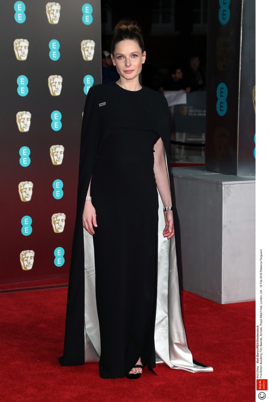 Rebecca Ferguson w sukni Stella McCartney, biżuterii Bulgari, butach Rupert Sanderson i z torebką Jimmy Choo