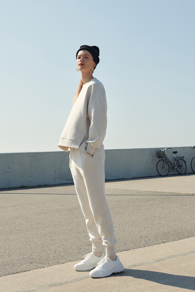 Athleisure - nowa kolekcja marki Reserved. Pokochają ją fanki sportowego stylu w wersji minimal, także w biurze