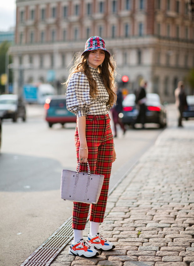 Jak nosić kratkę gingham?