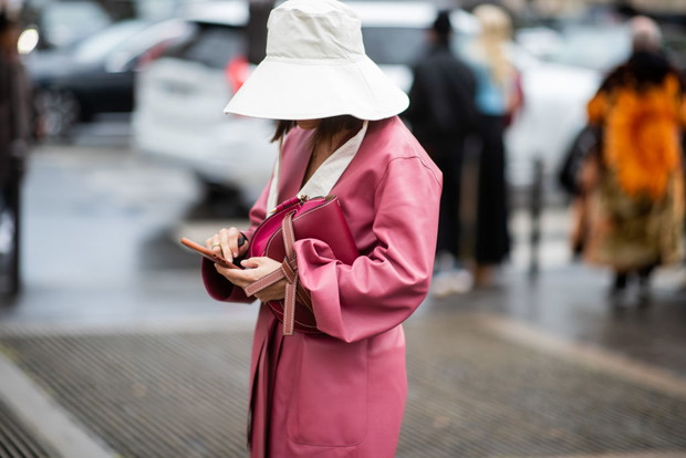 Kapelusz w stylu big brim, czyli duży bucket hat