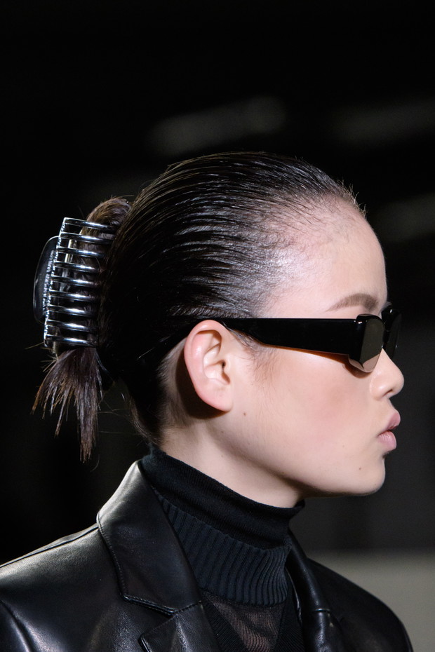 Klamry do włosów na pokazie Alexander Wang jesień-zima 2018/2019