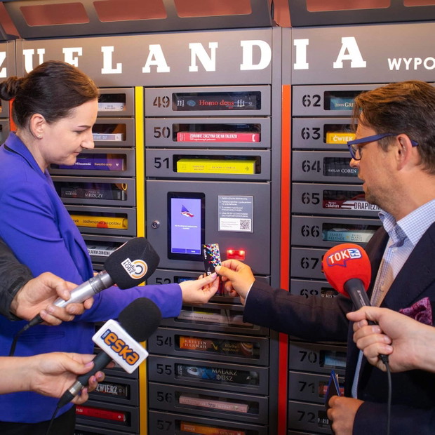 Szuflandia - pierwsza samoobsługowa biblioteka