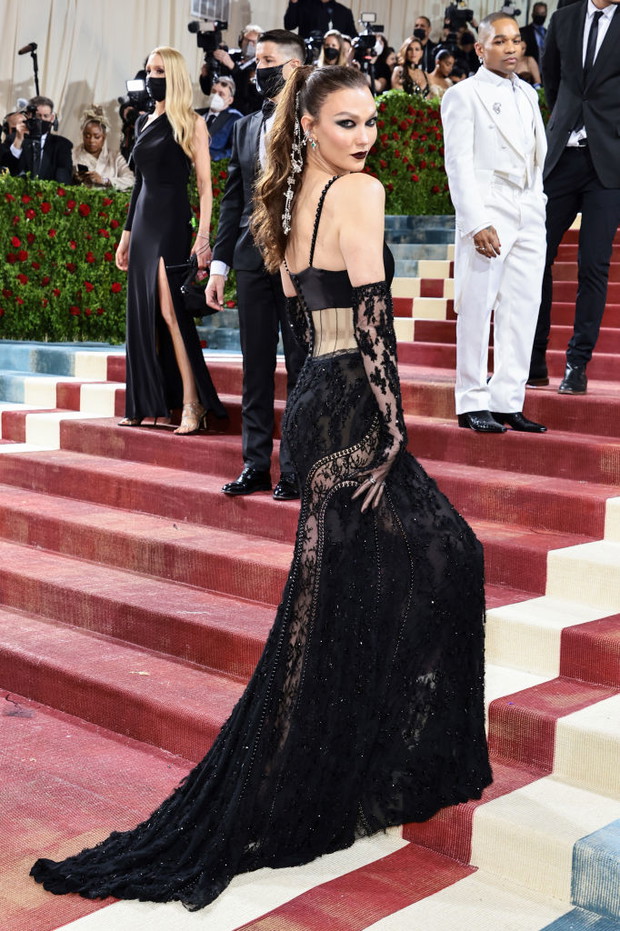 Met Gala 2022: suknie modelek i gwiazd. Sarah Jessica Parker, Hailey Bieber, Billie Eilish, Jared Leto i inni