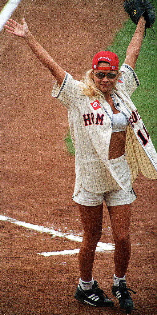 Stylizacje Pameli Anderson z lat 90.