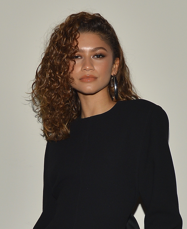 Zendaya w kręconych włosach