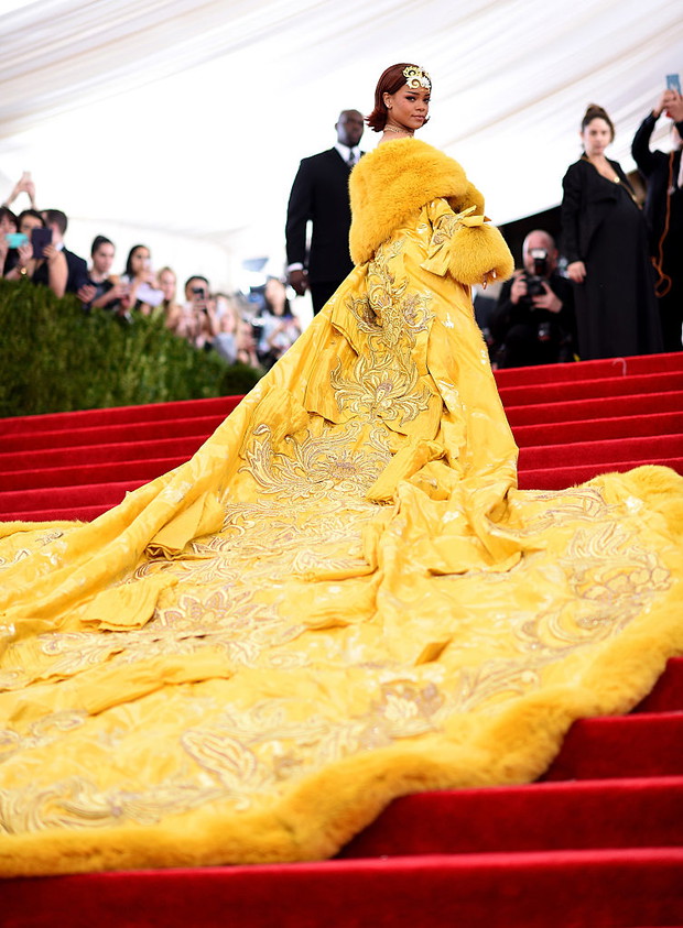 Rihanna – jak jej styl zmieniał się przez lata? Jakie marki uwielbia?