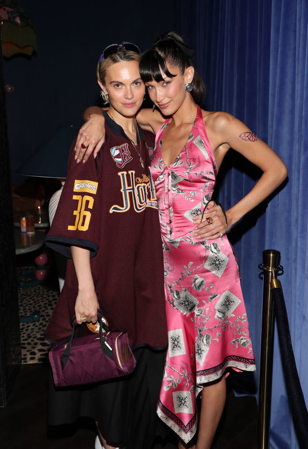 Bella Hadid w zmysłowej (i kontrowersyjnej) różowej sukience vintage