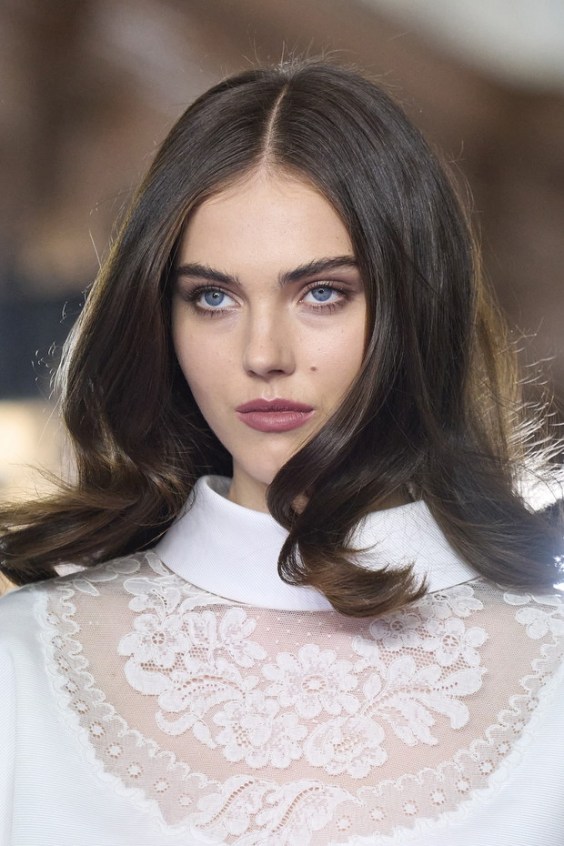 Fryzury na ślub cywilny - Alexis Mabille