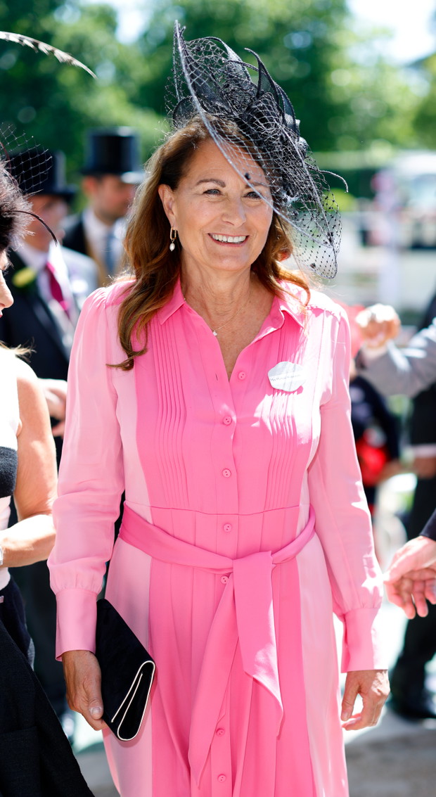 Kate Middleton i jej mama w identycznych sukienkach