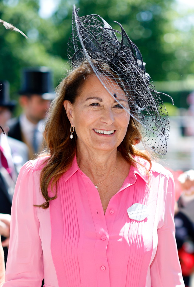 Kate Middleton i jej mama w identycznych sukienkach